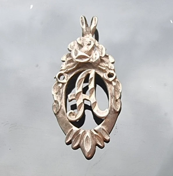 VINTAGE 925 STERLING SILVER INITIAL LETTER ''A'' FLORAL AND LEAF DESIGN PENDANT - Image 1 of 4