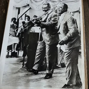 Vintage Louis Armstrong spielt mit seiner Band Limited Edition 8x10 s/w Fotodruck - Bild 1 von 3
