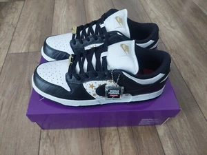 Supreme Nike SB Dunk Low Stars US 10.5 / EU 44.5 DEADSTOCK - Bild 1 von 16