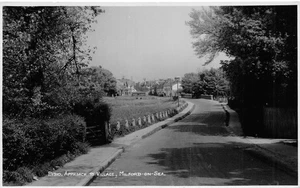 POSTKARTE HANTS MILFORD AUF SEE ANFAHRT ZUM DORF RPPC - Bild 1 von 2