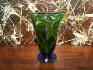 ORREFORS - Sweden - schöne Vase, grünes Glas mit Blauem Fuss - höhe 20cm - Picture 1 of 6