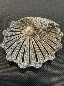 Mid Century Muschel Brosche mit Perle, silberfarben mit Steinen - sehr hübsch - Bild 1 von 8
