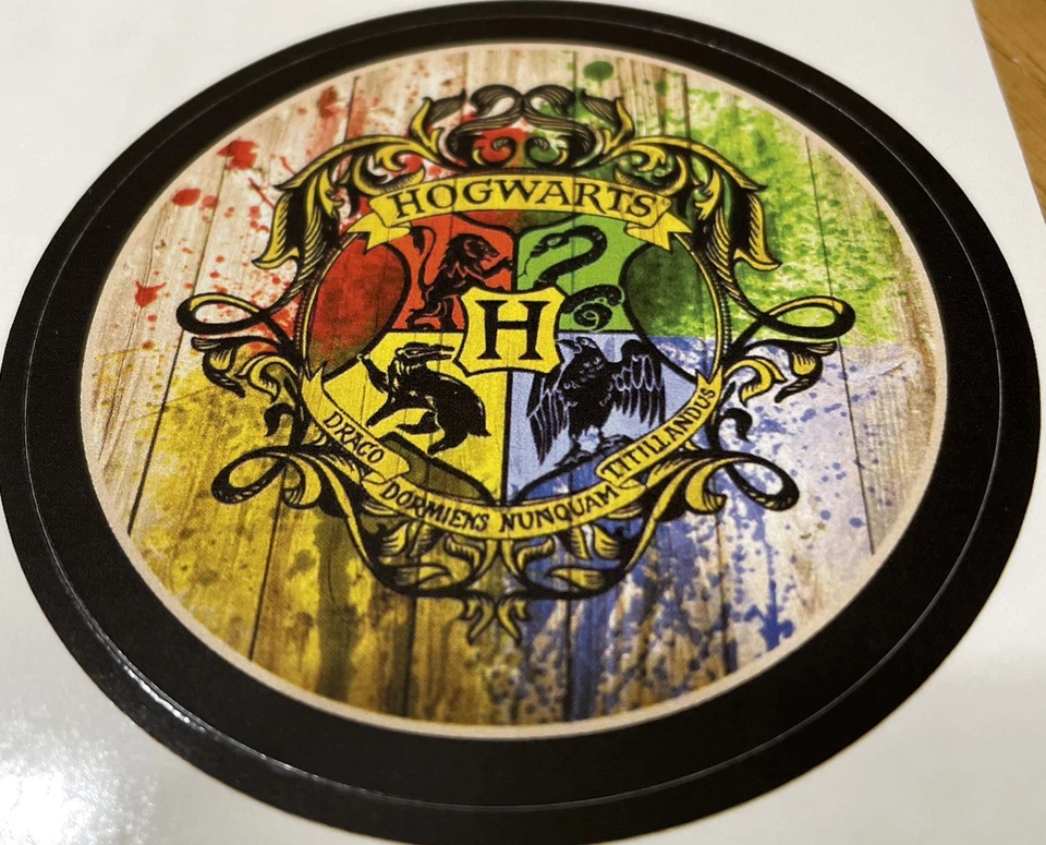 Pegatina (Pelar y Pegar): HARRY POTTER - Logotipo de escudos de la Escuela Hogwarts Foto 1 de 1