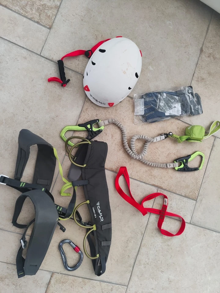 Kit completo Via Ferrata CAMP | Casco, Imbrago, Longe con dissipatore - Immagine 1 di 1