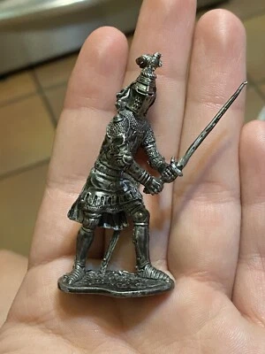 Escultura miniatura de hierro fundido figura juguete caballero medieval con pájaro siglo XIV Foto 1 de 4