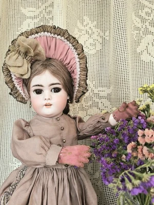 Preciosos guantes antiguos de cuero color rosa-marrón para una muñeca antigua de 20" de alto. Foto 1 de 4