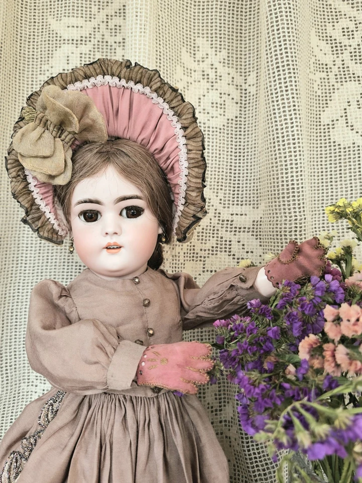 Preciosos guantes antiguos de cuero color rosa-marrón para una muñeca antigua de 20" de alto. Foto 1 de 4