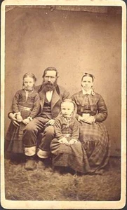 C.D.V. Of Frontier Family - Yankton, Dakota Territory - S.J. Morgen Fotograf - Bild 1 von 2