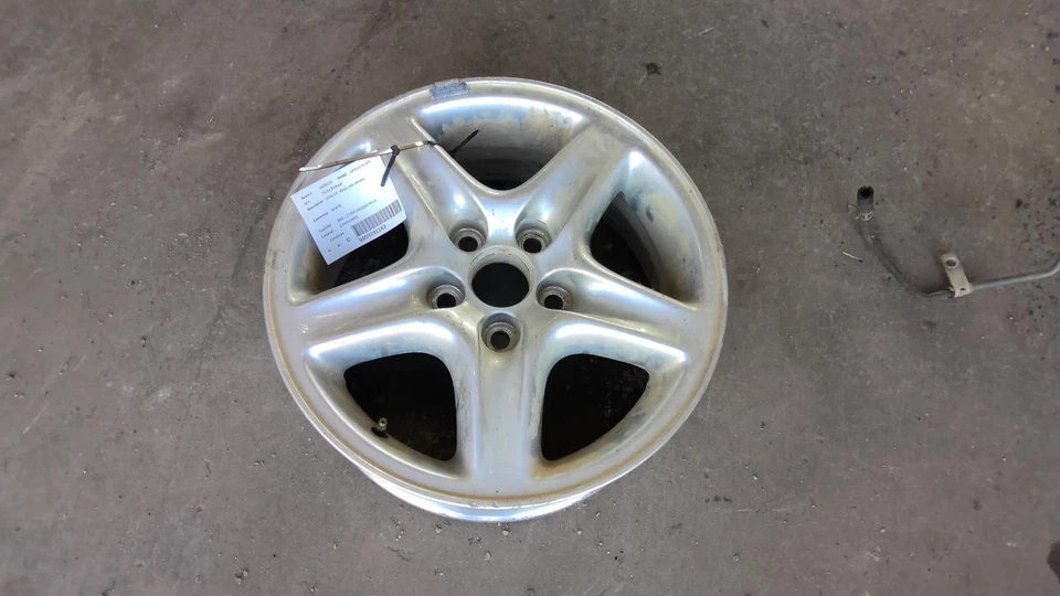 Used Wheel fits: 2001 Lexus RX300 16x6-1/2 alloy Grade C - Image 1 of 4