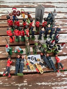 35 x Britains toys with plastic bases - Sentry Box, Indian, Bandsman, soldiers