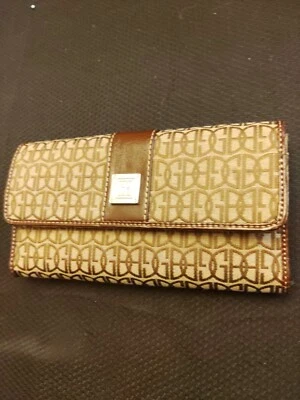 Giani Bernini 棕色和米色徽标钱包 7 1/2 英寸 x 4 英寸 二手 — 第 1/4 张图片