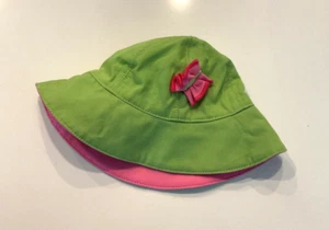 Sombrero de bebé American Girl Bitty - verde y rosa - sombrero para el sol para muñecas - Imagen 1 de 3