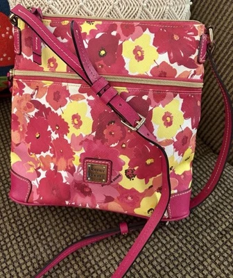 Bolso Bandolera Dooney Bourke Rosa Rojo Amarillo Somerset Flor Floral Portador de Letras Foto 1 de 4