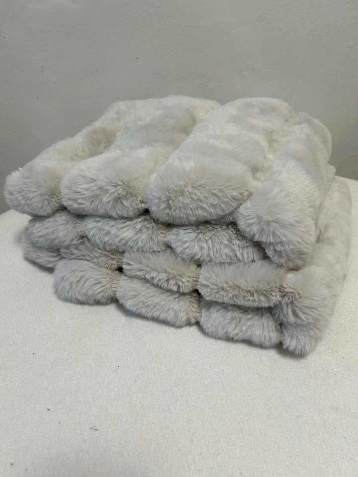 Juego de 2 fundas de almohada de tela súper suave de piel sintética beige 22x22 Foto 1 de 4