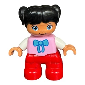 Lego Duplo Figur Kind Mädchen Kleinkind blaue Schleife auf rosa Shirt schwarze Pferdeschwänze - Bild 1 von 2