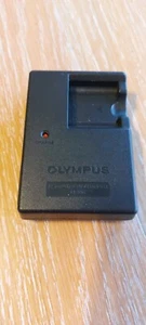 Olympus LI-40C Li-Ion Akku Ladegerät schwarz 4,2-V 2-W 200mA für Digitalkameras - Bild 1 von 2