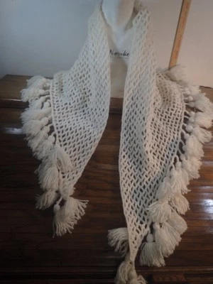 BUFANDA ESTOLA ENVOLVENTE DE LANA TRIANGULAR TEJIDA A MANO BLANCA VINTAGE CON FLECOS Foto 1 de 4