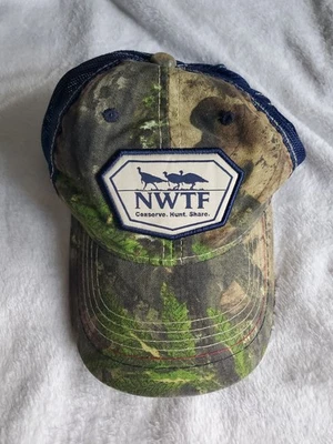 NUEVO SIN ETIQUETAS Federación Nacional de Pavo Salvaje Nuevo con Etiquetas Camuflaje y Azul Sombrero de Camionero NUEVO Correa Foto 1 de 4