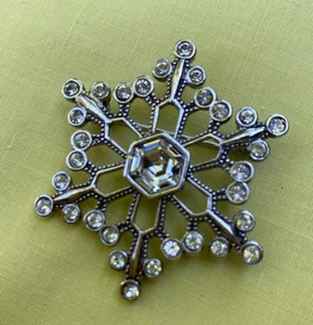 Lovely Sparkling Swarovski Crystal Brand Winter Holiday Snowflake Brooch - Picture 1 of 2