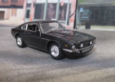 Neumáticos de goma diecast Johnny Lightning James Bond 1987 Aston Martin V8 1:64 Foto 1 de 4