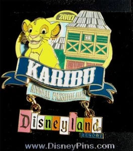 Prendedor DLR Disney AP titular de pase anual Karibu Rey León Simba colgante LE - Imagen 1 de 1