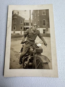 Foto instantánea real de colección de 1940 Segunda Guerra Mundial hermosa policía militar con motocicleta - Imagen 1 de 5