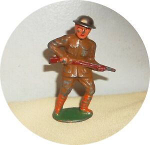 L853~ NICE SOLDIER AT THE READY~LONG RIFLE AT WAIST ~TIN HELMET~BARCLAY / MANOIL