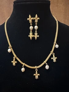 RARE Dainty Vintage Karl Lagerfeld Fleur de Lis Necklace & Earrings Set - Foto 1 di 10