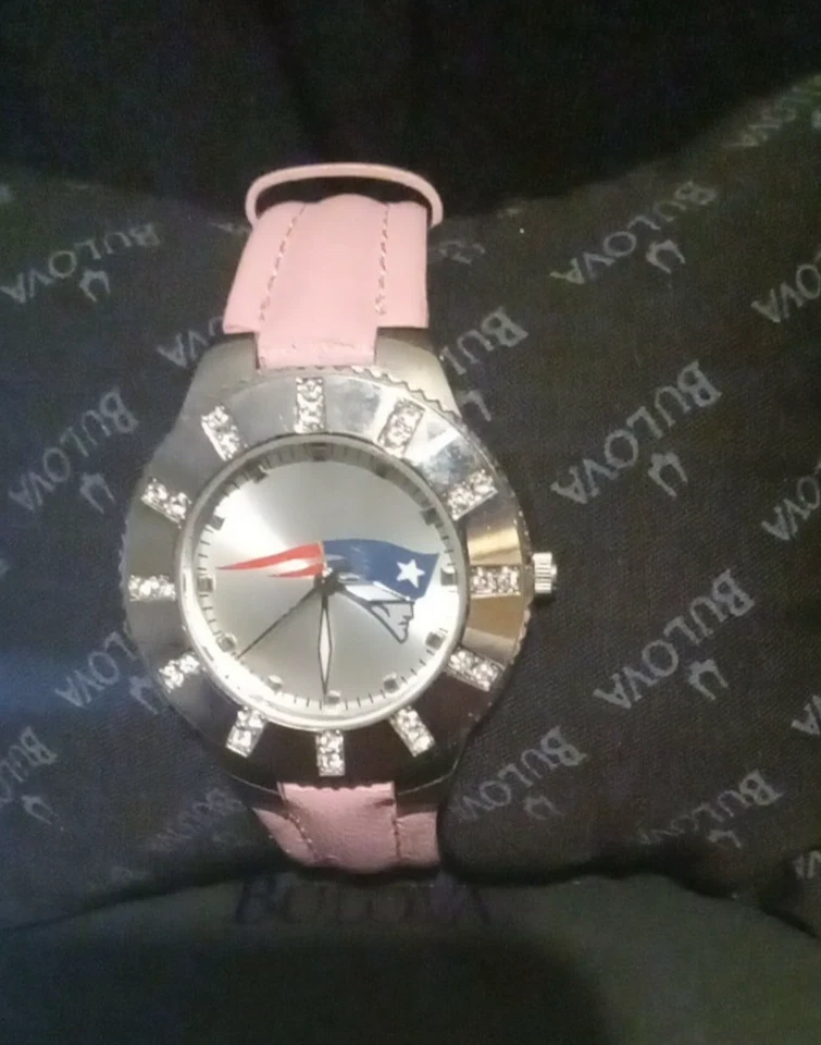 BULOVA RELOJ MUJER NFL "NUEVA ENGLAND PATRIOTS" NUEVO en Caja, BATERÍA NUEVA Foto 1 de 4
