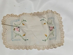 Vintage 1950s Hand Embroidered Doily – Lotus Floral, Lace Edge 24×15cm - Picture 1 of 1