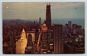 Postkarte Luftaufnahme Skyline Chicagos New Look Prudential Bldg in der Dämmerung, IL - Bild 1 von 2