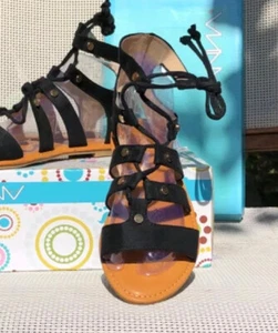 Nuevo en caja Sandalias planas para mujer gladiador ~ Tachuelas de gamuza negras sintéticas ~ tallas 7, 7,5 y 8 - Imagen 1 de 10