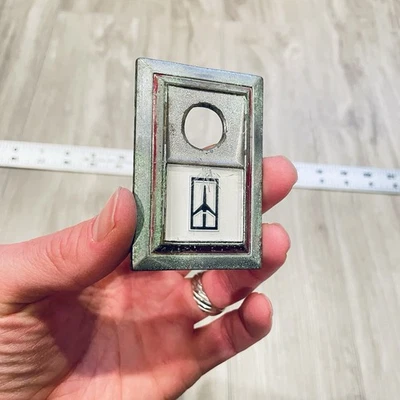 Bisel de bloqueo de maletero Cutlass 1981-1988 emblema cohete GM 20196929 Oldsmobile b Foto 1 de 4