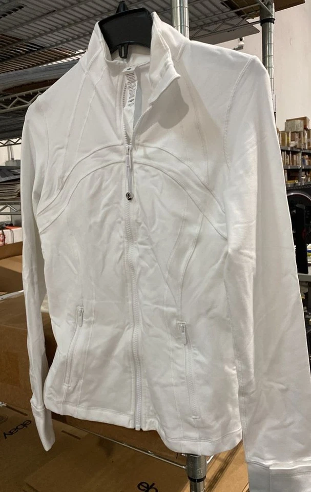Chaqueta corta Lululemon Define Nulu. Talla 10. Color blanco. Foto 1 de 1