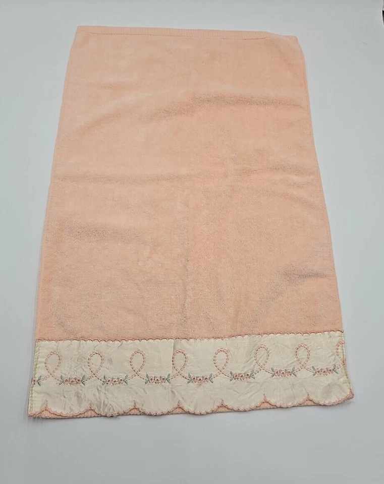 Toalla de Mano Rosa Borde Satinado con Dobladillo Bordado y Guirnalda de Flores Rosa MCM Foto 1 de 4