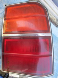 Oldsmobile D 88 1987 1988 4 puertas sedán luz trasera derecha con toma de corriente estado usado - Imagen 1 de 4