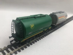 2 x Hornby OO R001 BP 60194 grün & R119 Shell 65905 grau TTA Kesselwagen sehr guter Zustand - Bild 1 von 11