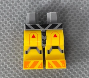 LEGO Minifigure Fianchi grigi e gambe gialle triangoli rossi a righe arancioni - Foto 1 di 6