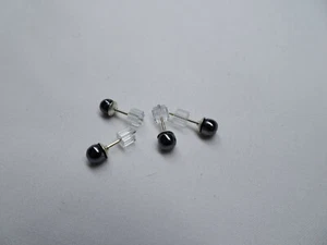 Ein Paar handgefertigte Ohrstecker SS 4mm rund natürlicher Hämatit E71 DNG - Bild 1 von 3