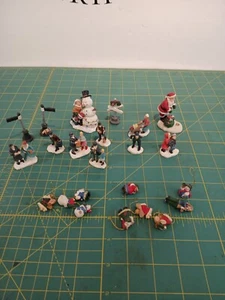 Weihnachtsdorf Figuren und Mini Ornamente - Bild 1 von 8