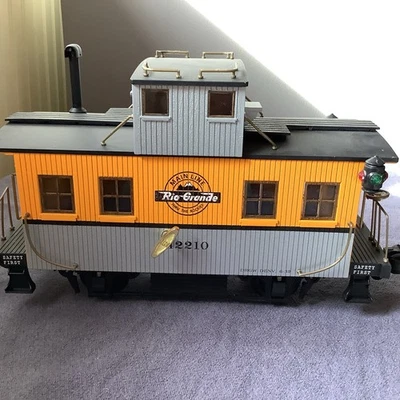Aristo Craft Art-42210 G / 1 Gauge Rio Grande Bobber Caboose With Music Box - Image 1 of 4