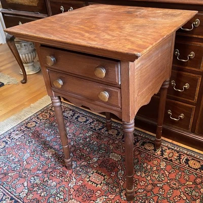 老虎枫木和樱桃古董床头柜或工作桌大约 1840 年代 — 第 1/4 张图片