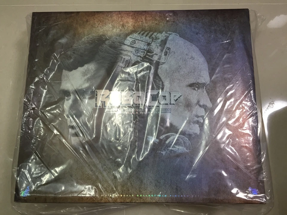Hot Toys MMS 266 RoboCop (Battle Damaged Version) Peter Weller Alex Murphy Set - Image 1 of 1
