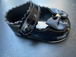 Baypods Baby Mädchen weiche Sohle Hochzeit Anlässe schwarze Schleife Goldband Schuhe 0-3 Monate - Bild 1 von 5