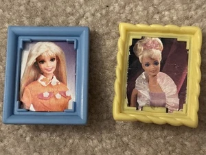 Vintage Barbie gelb & blau Bilderrahmen Fotos 90er Jahre 2er Set mit Bildern - Bild 1 von 4