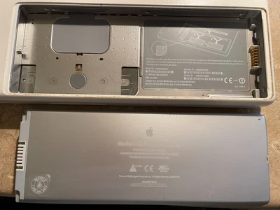 Apple MacBook A1181 13" - 2.0GHz Intel - 2GB di RAM - Immagine 1 di 4