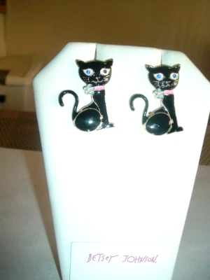 NEGRO Cuerpo COLLAR ROSA Blanco Esmalte Ojos CAT Betsey Johnson Pendientes Perforados-NUEVO CON ETIQUETAS Foto 1 de 4