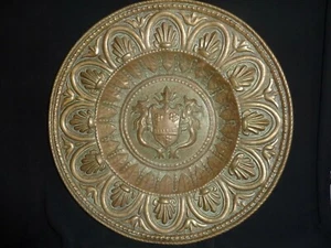 19TH CENTURY BRASS 37CM CHARGER WITH FLEUR DE LYS STYLE BORDER- ARMORIAL SHIELD - Picture 1 of 8