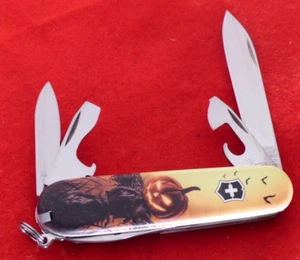 Victorinox Swiss Army Switzerland Happy Halloween 3-3/8" coltello armeggiatore come nuovo - Foto 1 di 6