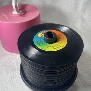 Vtg 1970 Disk-Go-Case Record PINK Case 45 RPM Vinyl Storage Holder w/ 59 records - Foto 1 di 9